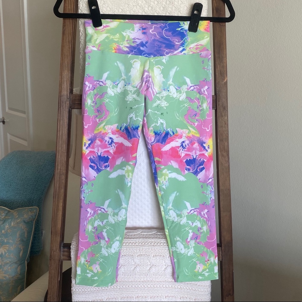 NWOT Shape Up Activewear multicolored abstract patterned cropped leggings